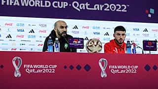 يحضر مدرب المنتخب المغربي وليد الركراكي (إلى اليسار) ولاعب الوسط إلياس، مؤتمرا صحفيا في الدوحة-  13 ديسمبر 2022 ، قبل يوم من مباراة نصف نهائي كأس العالم لكرة القدم  