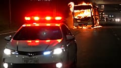 Bei den Protesten in Brasilien wurde ein Bus in Brand gesetzt.