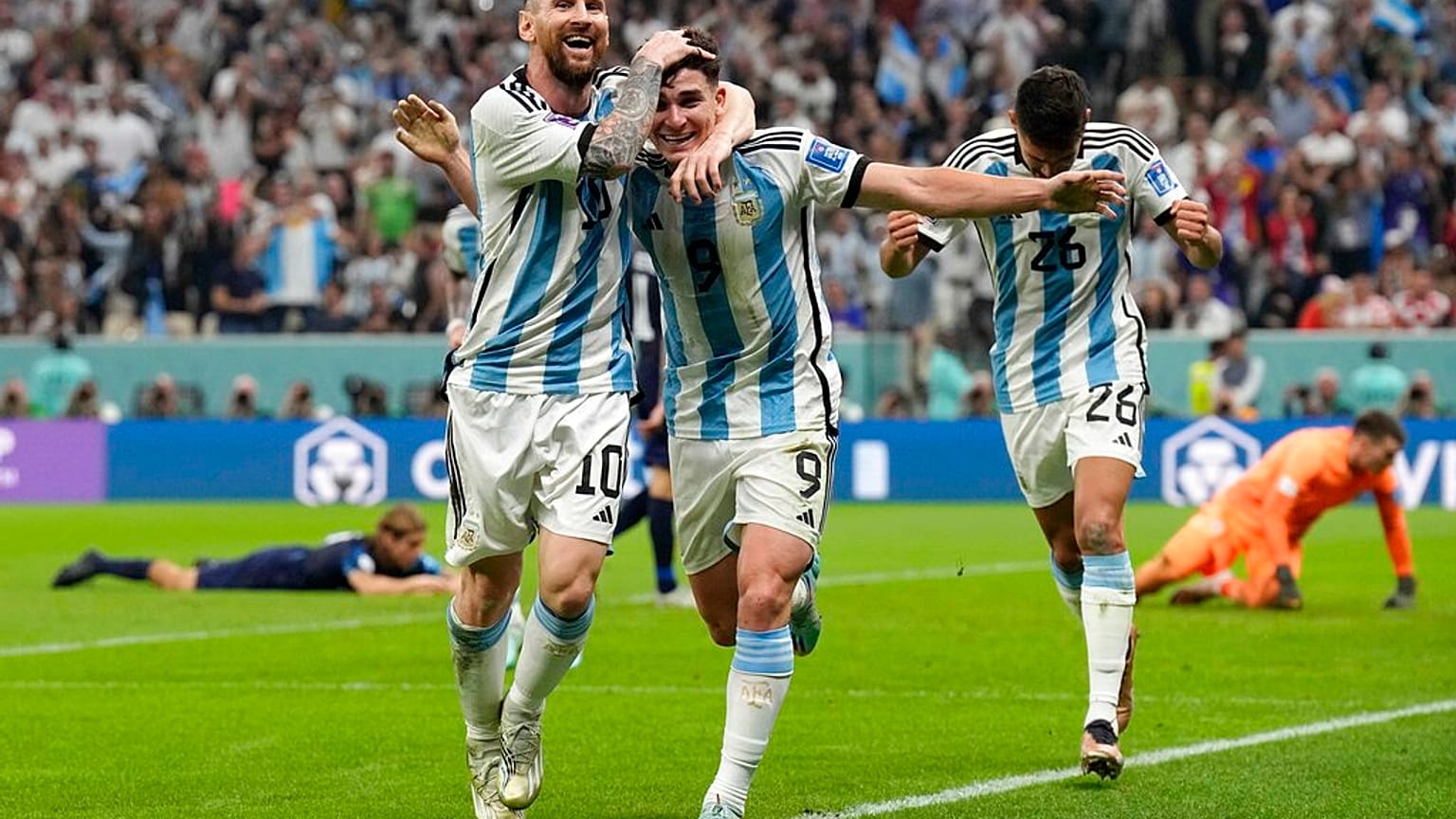 Lionel Messi e Julian Alvarez festeggiano il secondo gol dell'Argentina