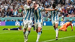 Lionel Messi e Julian Alvarez festeggiano il secondo gol dell'Argentina