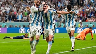 Lionel Messi e Julian Alvarez festeggiano il secondo gol dell'Argentina
