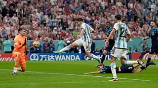 الارجنتيني جوليان ألفاريس يسجل الهدف الثاني لفريقه أمام كرواتيا. قطر - 2022/12/13