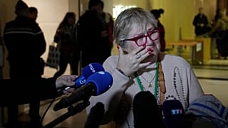 Пострадавщая в результате теракта в Ницце после объявления вердикта, Париж, 13 декабря 2022 г.