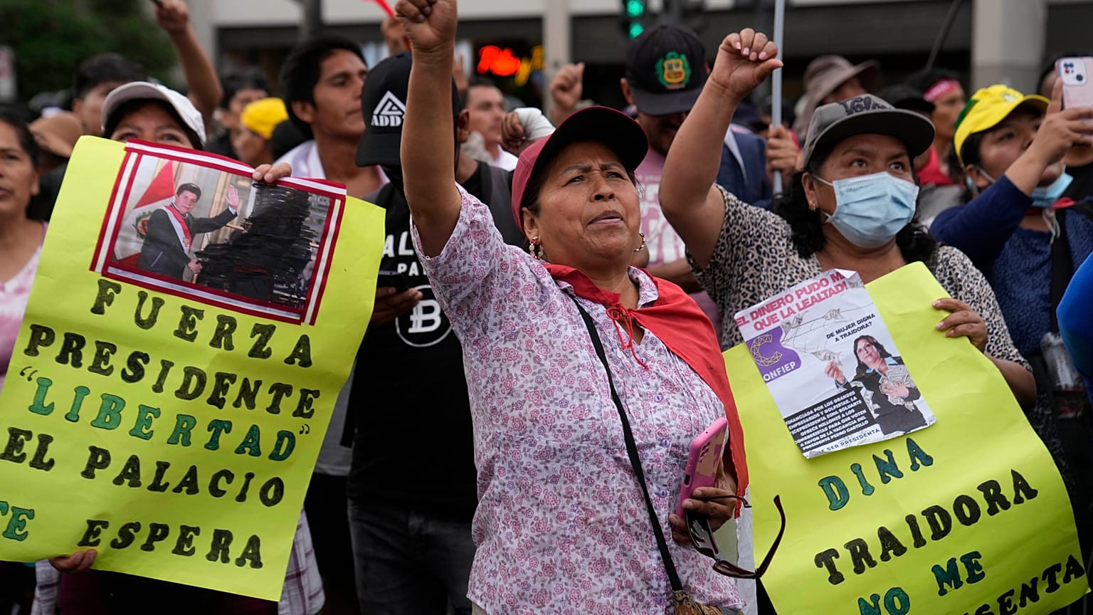 Partidarios del derrocado presidente Pedro Castillo se reúnen frente al Congreso en Lima, Perú, el domingo 11 de diciembre de 2022.