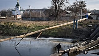Повреждённый мост в Бахмуте, Донецкая область Украины.