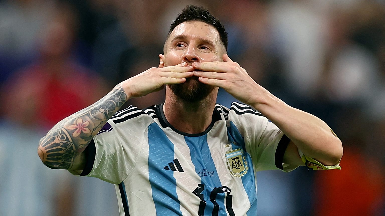 لاعب منتخب الأرجنتين لكرة القدم ليونيل ميسي يحتفل بعد تسجيل زميله جوليان ألفاريز الهدف الثالث للفريق في مرمى كرواتيا بكأس العالم في قطر يوم الثلاثاء. 