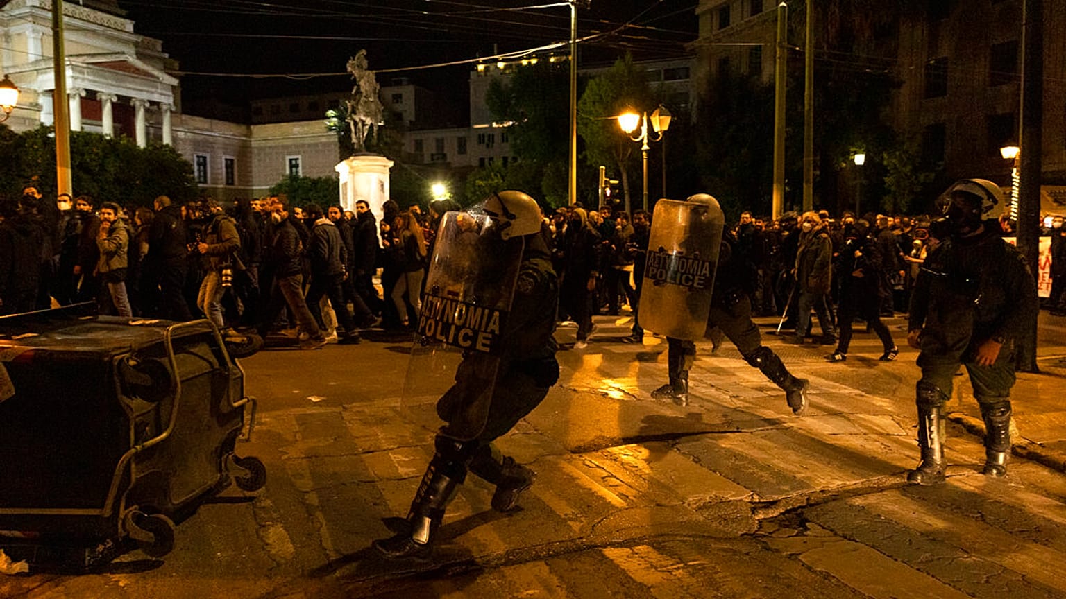 Δυνάμεις της αστυνομίας συγκρούονται με διαδηλωτές σε πορεία κατά της αστυνομικής βίας στην Αθήνα