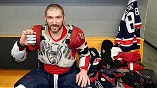 Александр Овечкин держит в руках свои 798-ю, 799-ю и 800-ю забитые шайбы