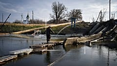 Die Stadt Bachmut im Osten der Ukraine ist schwer umkäpft. Freiwillige Helfer bemühen sich, die Zivilisten zu evakuieren