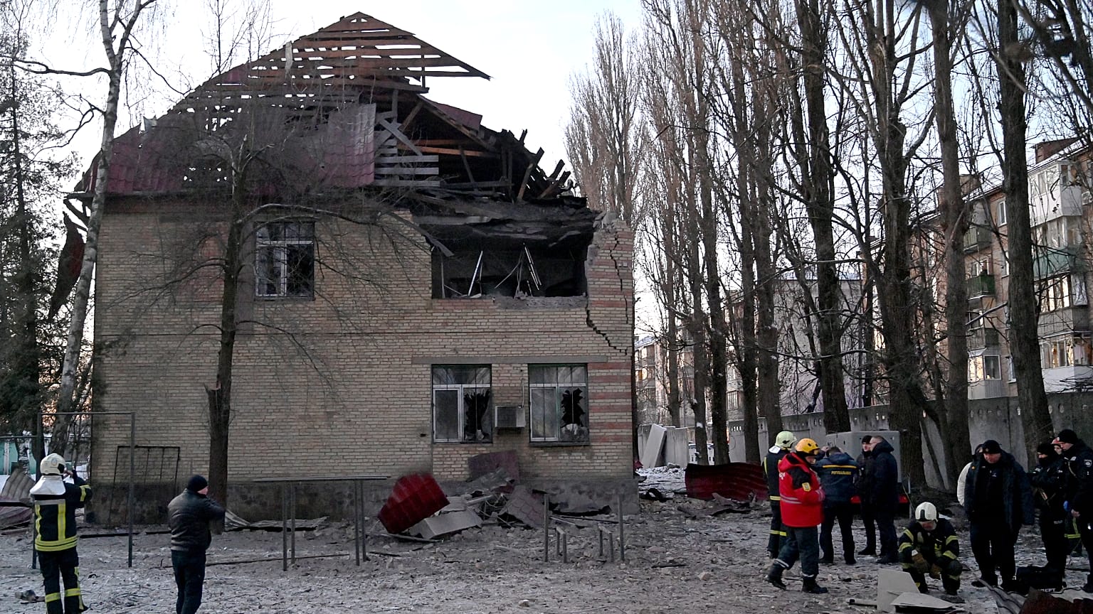 Des policiers ukrainiens examinent les restes d'un drone après une frappe sur un bâtiment administratif dans la capitale ukrainienne Kyiv, 14 décembre 2022. 