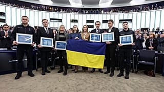 Parlamentspräsidentin Roberta Metsola mit ukrainischen Vertretern bei der Vergabe des Sacharow-Preises