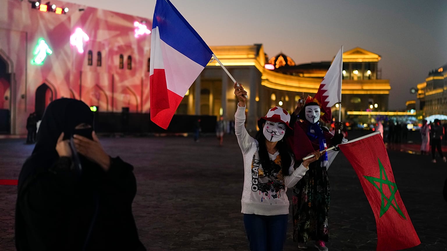 فتاة ترفع العلمين المغربي والفرنسي 
