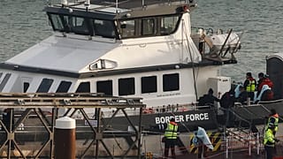 Выживших мигрантов высадили в Дувре, графство Кент, 14 декабря 2022 года.