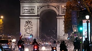 قوس النصر وجادة الشانزليزيه