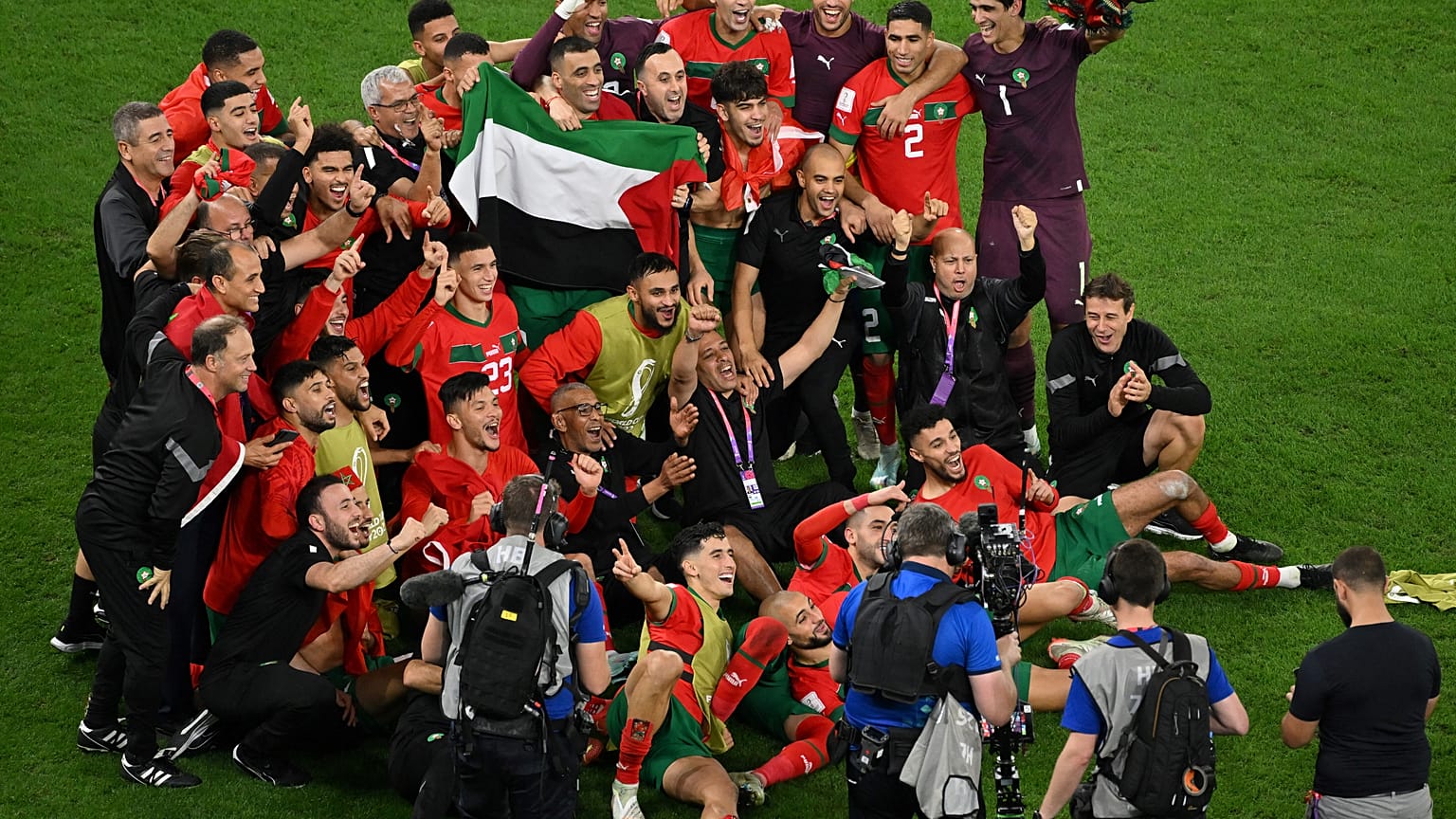 لاعبو منتخب المغرب يرفعون علم فلسطين خلال احتفالهم في ختام مباريات كأس العالم في قطر 2022 بدور الـ16 بين المغرب وإسبانيا على ملعب المدينة التعليمية، غرب الدوحة، 6 ديسمبر 2022.