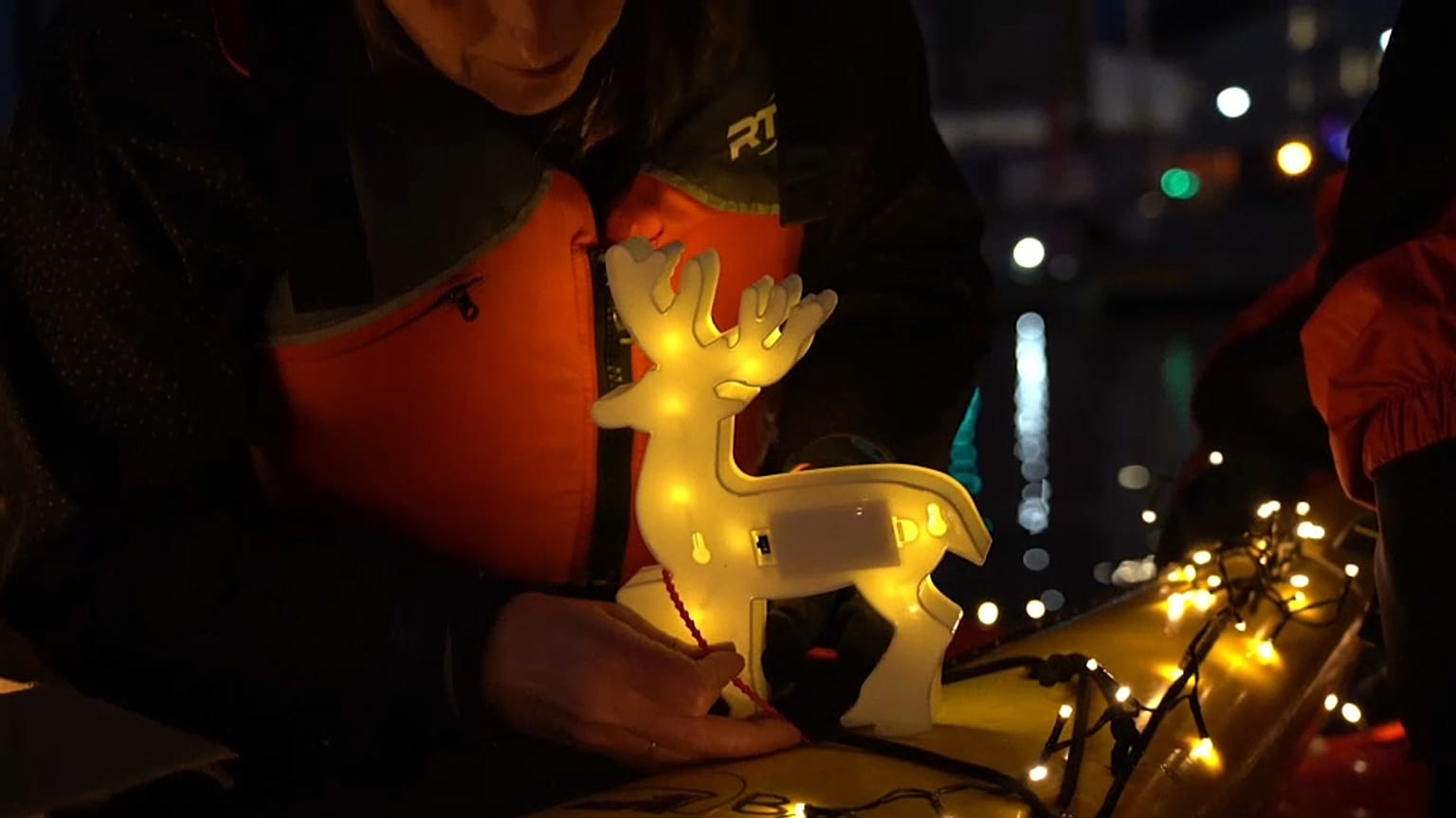 Hundreds of colourful kayakers lit up Copenhagen canals on Tuesday evening for an alternative take on the traditional Santa Lucia parade.