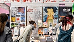 Besucher betrachten die Comicbücher während des 49. Internationalen Comicfestivals in Angouleme im März 2022.