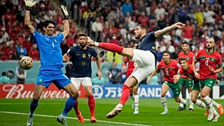 الفرنسي jيو هيرنانديز يسجل الهدف الافتتاحي أمام المنتخب المغربي لكرة القدم. 2022/12/14