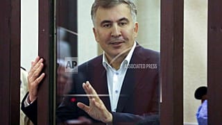 L'ex presidente georgiano Mikheil Saakashvili parla dal banco degli imputati durante un'udienza a Tbilisi, Georgia, il 2 dicembre 2021.