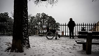 Die Stadt der Liebe überzuckert mit Schnee