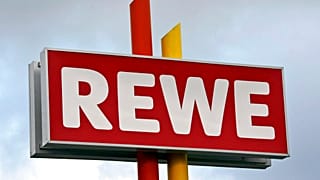 Leuchtreklame eines Rewe-Marktes