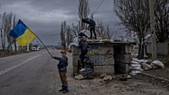 Ukrán gyerekek egy elhagyott ellenőrző ponton játszanak Herszonban