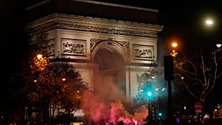El Arco del Triunfo envuelto en humo de bengalas