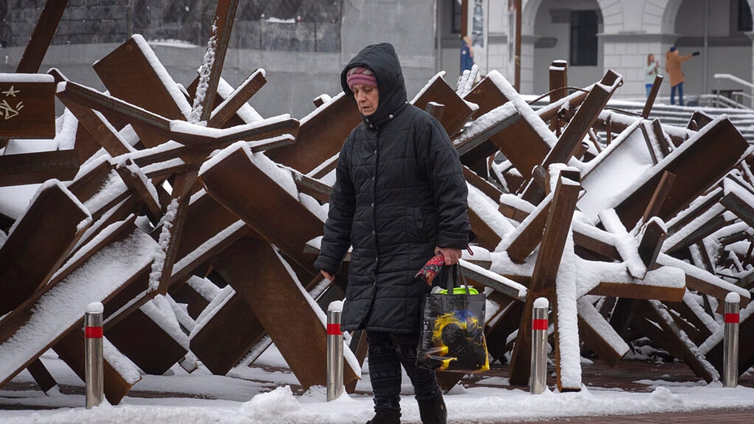 Mulher desloca-se a pé no centro de Kiev, Ucrânia