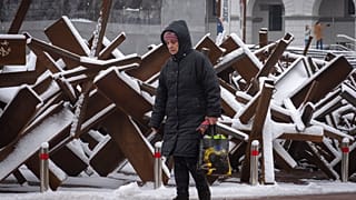 Mulher desloca-se a pé no centro de Kiev, Ucrânia