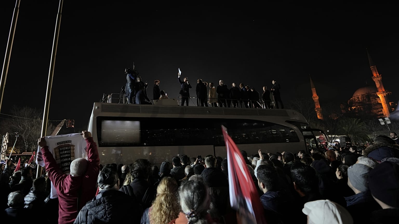 Ekrem Imamoglu főpolgármester beszél a híveihez Isztambulban