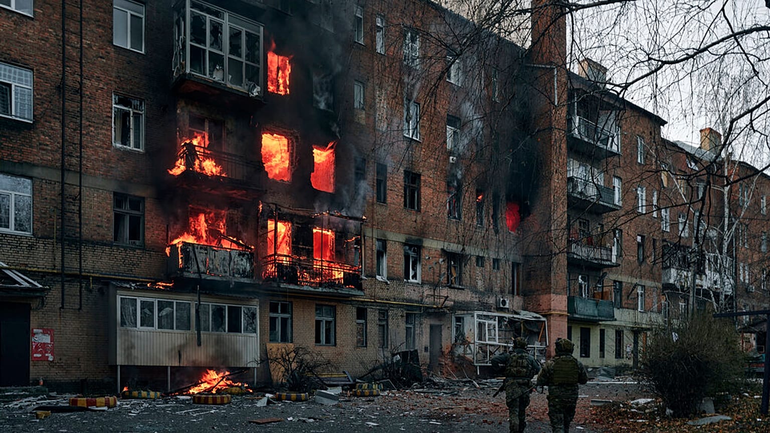 Ukrayna'nın Donetsk bölgesindeki Bakhmut'ta Rus bombardımanının ardından yanan bir apartman