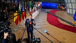 Президент Франции Эммануэль Макрон у входа в зал заседаний саммита ЕС 