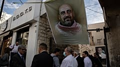 صورة للناشط نزار بنات خلال مراسم عزائه