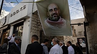 صورة للناشط نزار بنات خلال مراسم عزائه