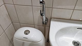 مرحاض مع شطافة