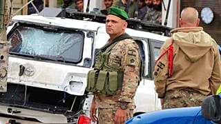İrlandalı asker olay yerinde yaşamını yitirdi, biri ağır 3 yaralı da Sayda kentine yakın Rai Hastanesine nakledildi