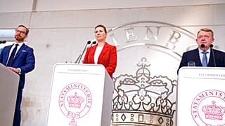 ABaşbakan Mette Frederiksen, (ortada)Liberal Parti'den Jakob Ellemann-Jensen, (solda) Lars Lokke Rasmussen