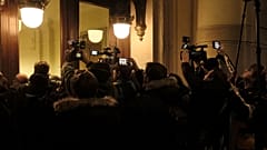 Újságírók a brüsszeli Igazságügyi Palotában, a meghallgatások végét várva