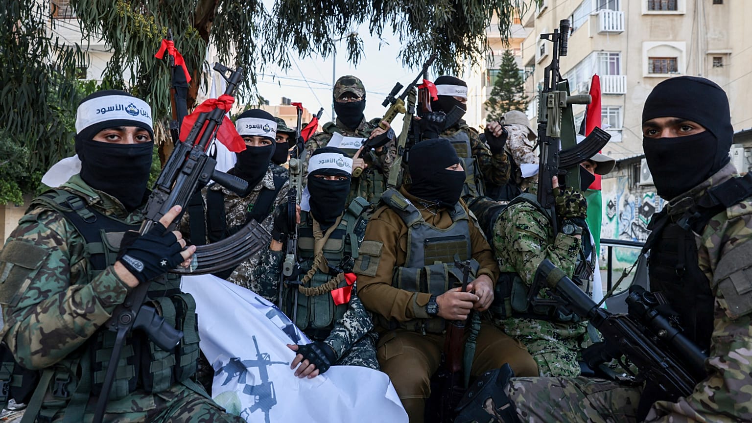 فلسطينيون من مجموعة "عرين الأسود المسلحة والتي تنشط ضد القوات الإسرائيلية في مدينة نابلس بالضفة الغربية المحتلة، 10 ديسمبر 2022.