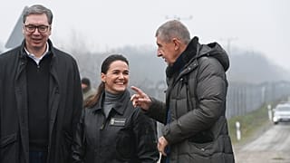 A szerb és a magyar elnök, valamint a korábbi cseh kormányfő beszélgetnek a tompai határnál