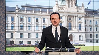 Премьер-министр Косова Альбин Курти вручает в Праге официальную заявку на вступление частично признанного государства в ЕС, 15 декабря 2022 г.