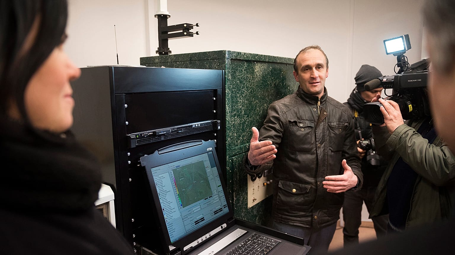 Horváth Gyula, az OMSZ elnökhelyettese (k) az Országos Meteorológiai Szolgálat 152 millió forintból felújított napkori időjárási radarállomásának átadásán 2017. januárjában