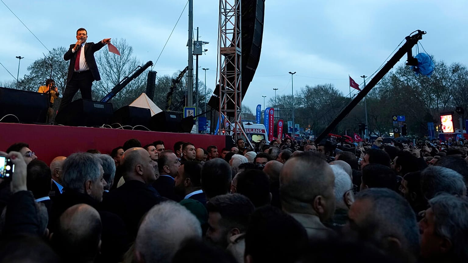 Der Bürgermeister von Istanbul, Ekrem Imamoglu, spricht zu seinen Anhängern, die sich vor dem Rathaus in Istanbul versammelt haben,