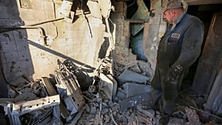 Разрушения в ходе обстрела Донецка украинскими силами, как утверждают назначенные Москвой власти, 15 декабря 2022 г.