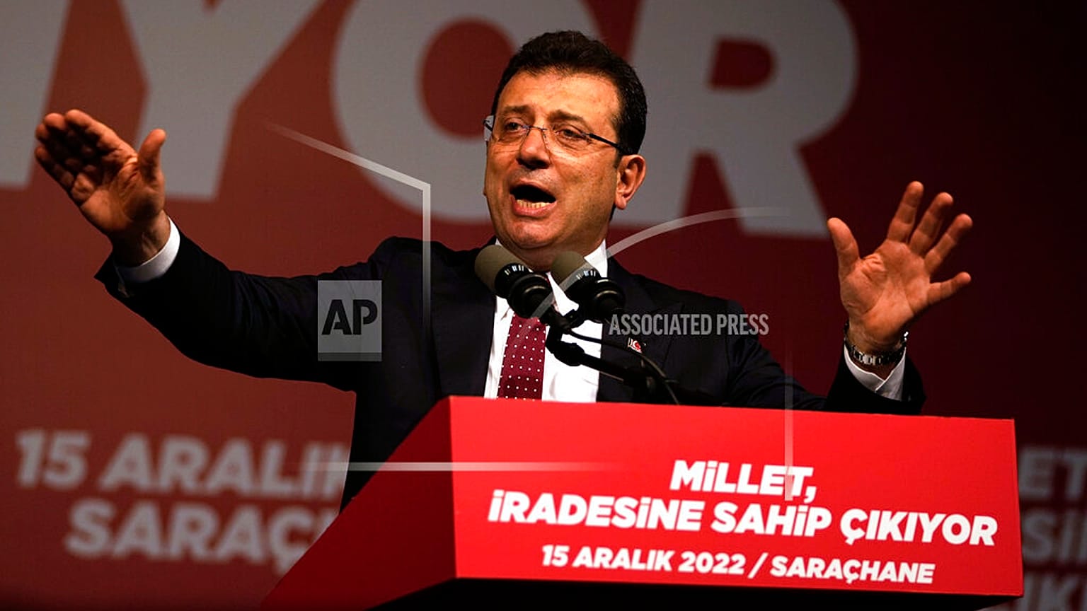 Il sindaco di Istanbul Ekrem Imamoglu parla ai suoi sostenitori riuniti di fronte al comune di Istanbul, giovedì 15 dicembre 2022.