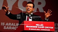 Il sindaco di Istanbul Ekrem Imamoglu parla ai suoi sostenitori riuniti di fronte al comune di Istanbul, giovedì 15 dicembre 2022.