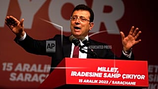 Il sindaco di Istanbul Ekrem Imamoglu parla ai suoi sostenitori riuniti di fronte al comune di Istanbul, giovedì 15 dicembre 2022.