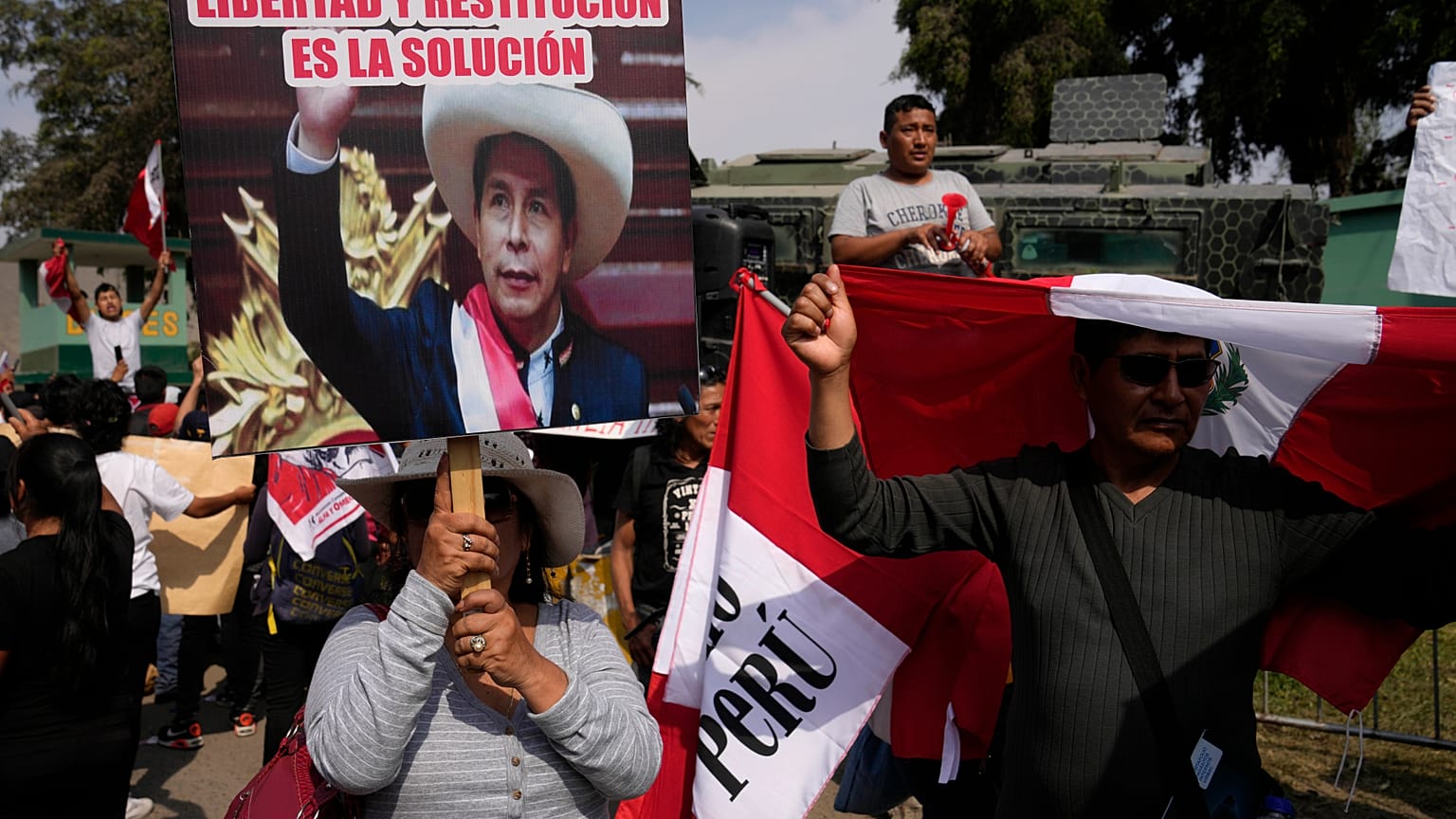 Simpatizantes de Pedro Castillo se reúnen frente a la base policial en la que se encuentra detenido tras ser detenido y acusado de rebelión en las afueras de Lima, Perú