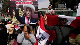 Simpatizantes de Pedro Castillo se reúnen frente a la base policial en la que se encuentra detenido tras ser detenido y acusado de rebelión en las afueras de Lima, Perú