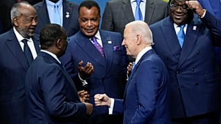 Американский лидер в окружении президентов Сенегала, Джибути, Республики Конго и ДР Конго, 15 декабря, 2022 года.